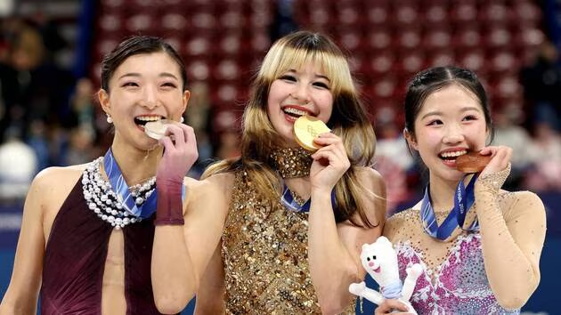kaori sakamoto et ami nakai entourent alysa liu sur le podium getty images via afp