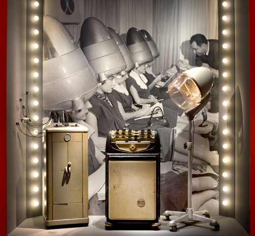 recad bd _appareils wella professionals_photographie stéphane dabrowski la cinémathèque française_ machines à permanente et casque séchoir de g à d 1940 1952 et 1960