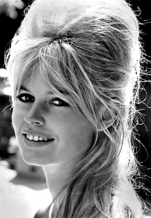 3-brigitte-bardot-son-blond-son-volume-inimitable-et-ses-mèches-qui-s-envolent-en-1962-dans-le-film-vie-privée-dr