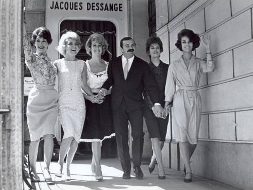 bb jacques dessange devant son salon du 37 avenue franklin roosevelt accompagné de cinq jeunes femmes dans les années 1960 dr