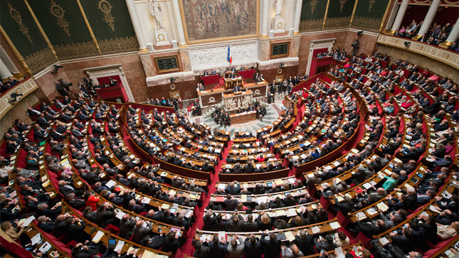 une-seance-dans-l-hemicycle-de-l-assemblee-nationale_slide_full