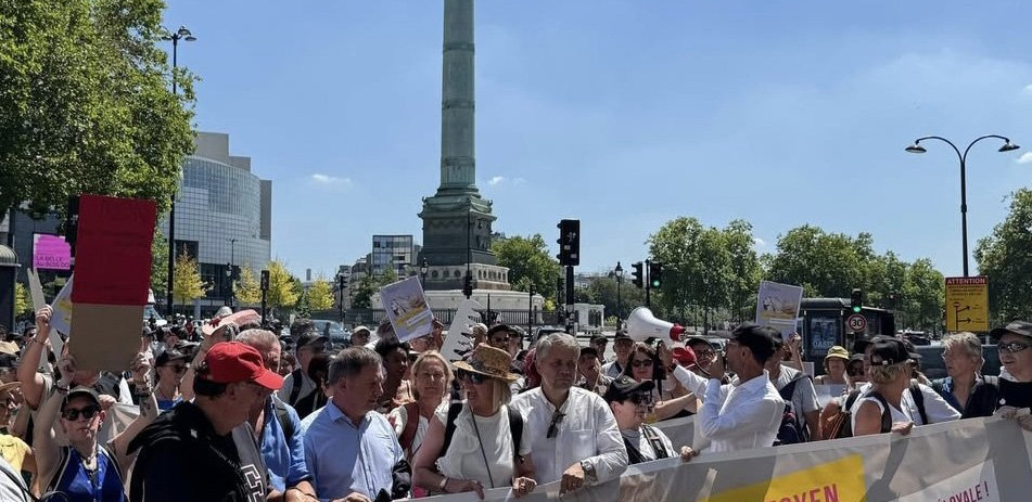 Les coiffeurs manifestent contre les salons illégaux !