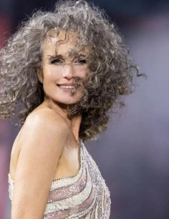 Andie MacDowell assume ses boucles blanches !