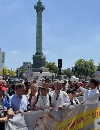 Les coiffeurs manifestent contre les salons illégaux !