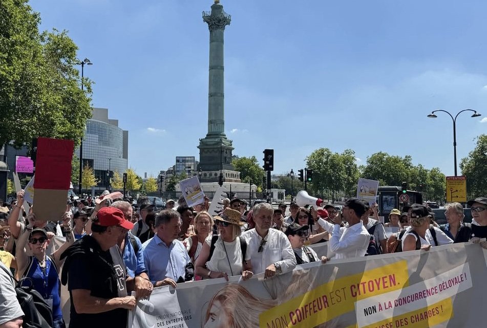 Les coiffeurs manifestent contre les salons illégaux !