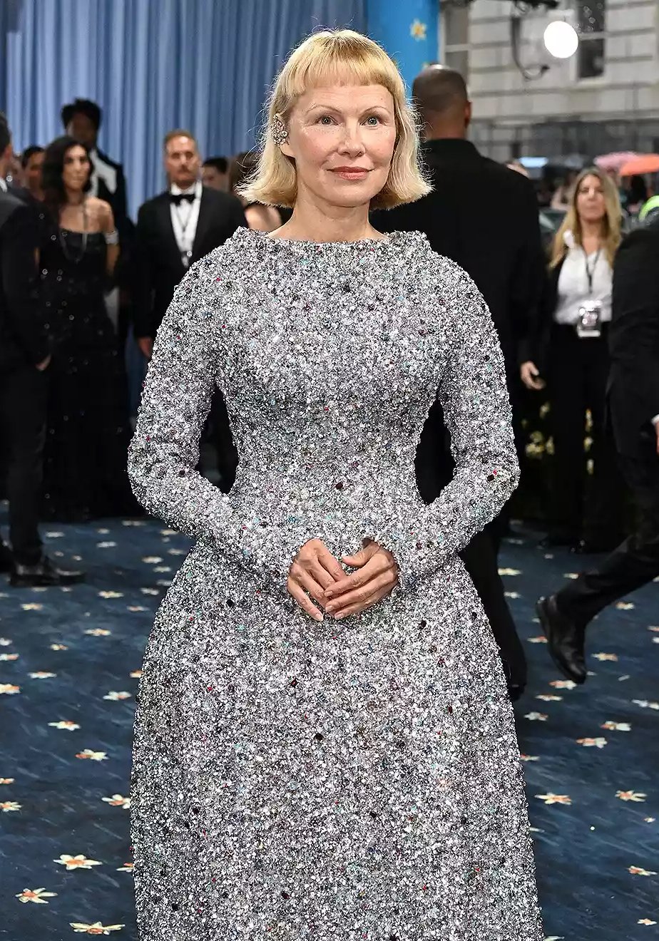 Pamela Anderson passe au court !